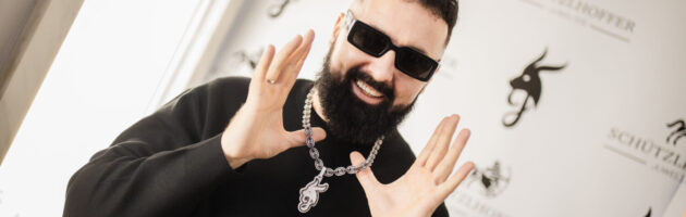 Jala Brat, Bosniens Rap-Ikone, holt exklusives Schmuckstück bei Villacher Juwelier ab