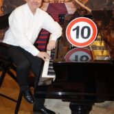 Seeliger hoch 10 – The Best Of 10 Years Klavierkabarett mit Roman Seeliger