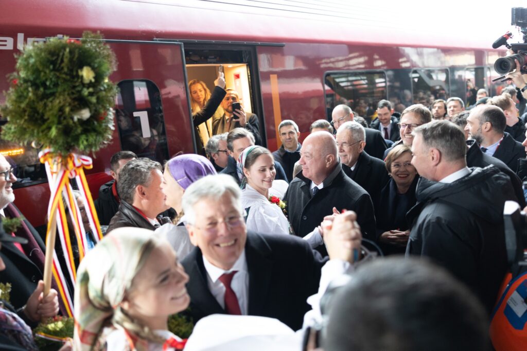Eröffnung der Koralmbahn in Klagenfurt – Besucher und Ehrengäste am Bahnsteig beim Premierenzug