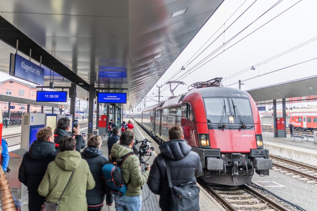 ÖBB Railjet bei der Premierenfahrt der Koralmbahn am Bahnhof