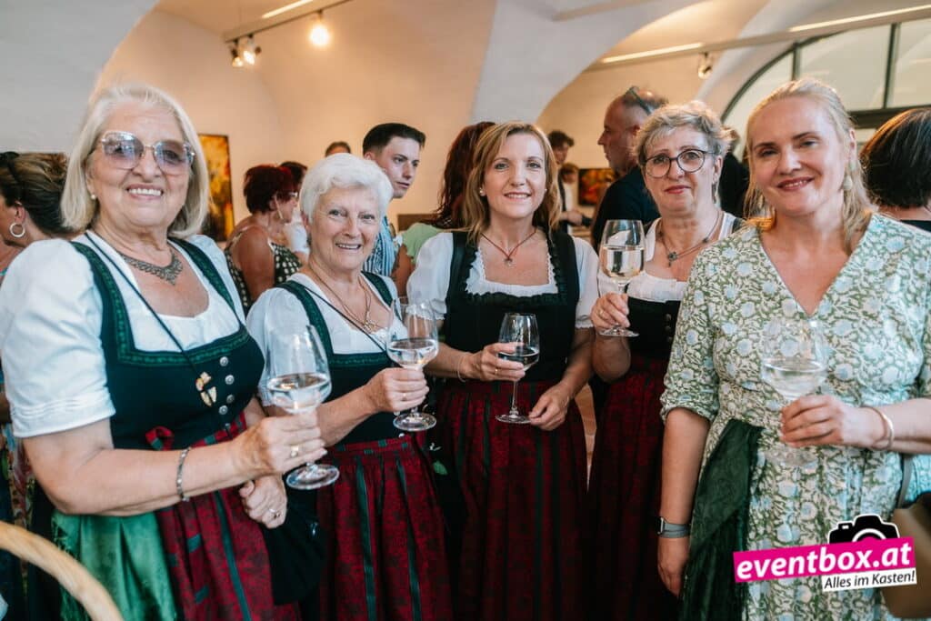 Foto aus dem Album „Vernissage „ANSICHTEN“ im Stift Eberndorf mit Elisabeth Neuscheller“