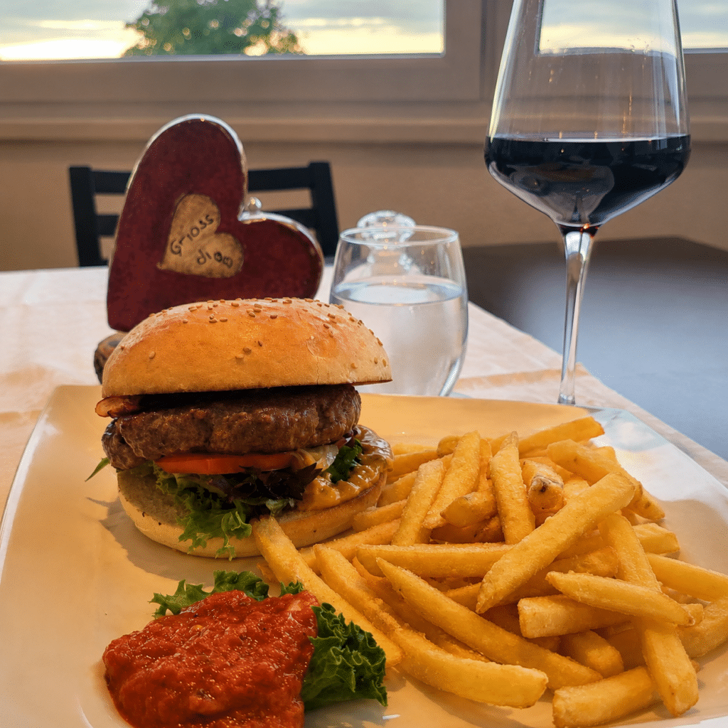 Rehburger mit Pommes und Ajvar im Seegasthof Katschnig am Klopeiner See