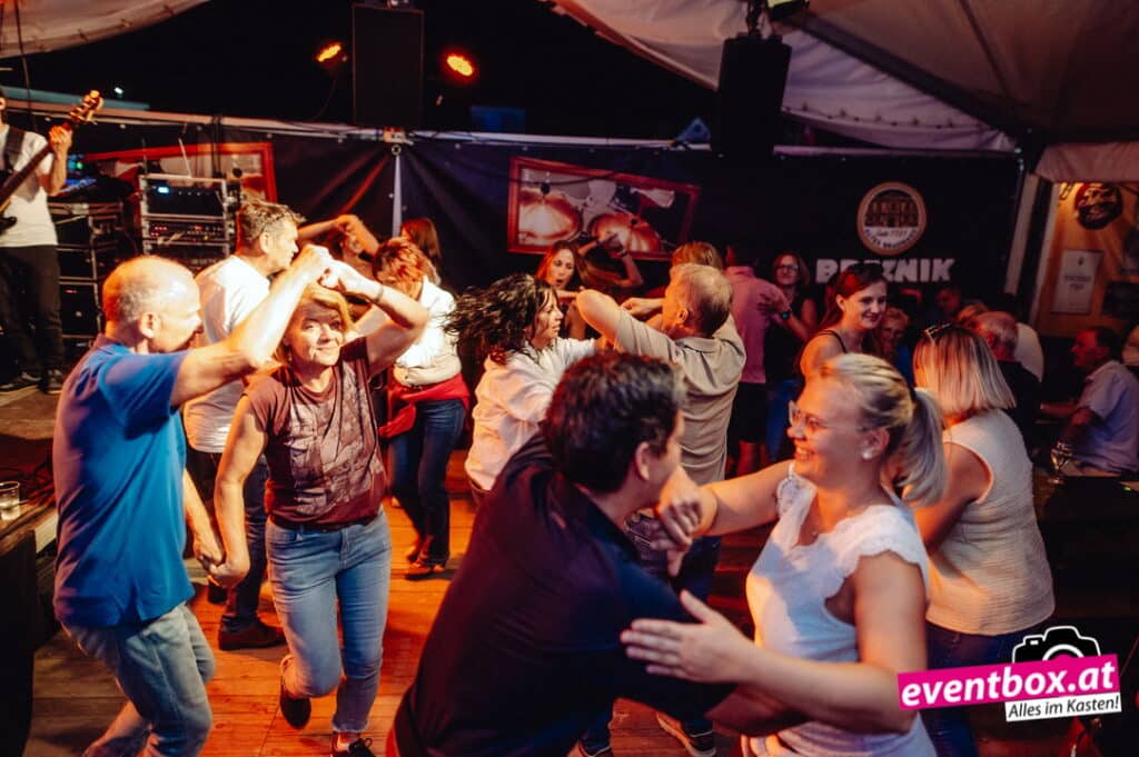 Foto aus dem Album „Breznik-Zelt am Bleiburger Wiesenmarkt 2026 – MEETU live“