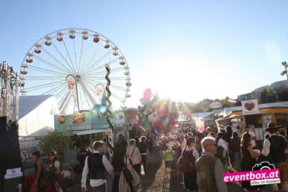St. Veiter Wiesenmarkt 2026 mit Marktständen und Fahrgeschäften