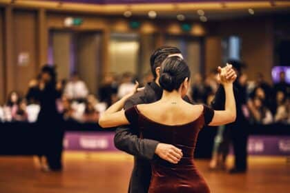 Festlicher Ballabend mit Tanzpaar – Symbolbild zum Maturaball des Alpen-Adria-Gymnasiums Völkermarkt 2026