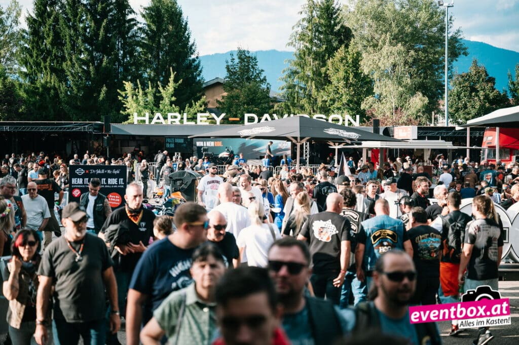 Foto aus dem Album „Samstag im Harley Village: Shows, Harley-Specials & Feuershow“