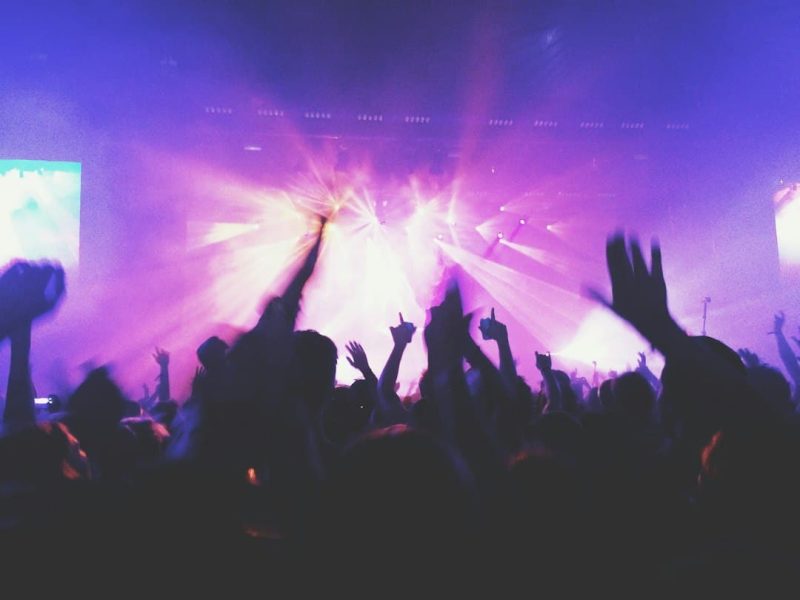 Festivalpublikum vor einer Bühne – Symbolbild zum Nova Rock Festival 2027