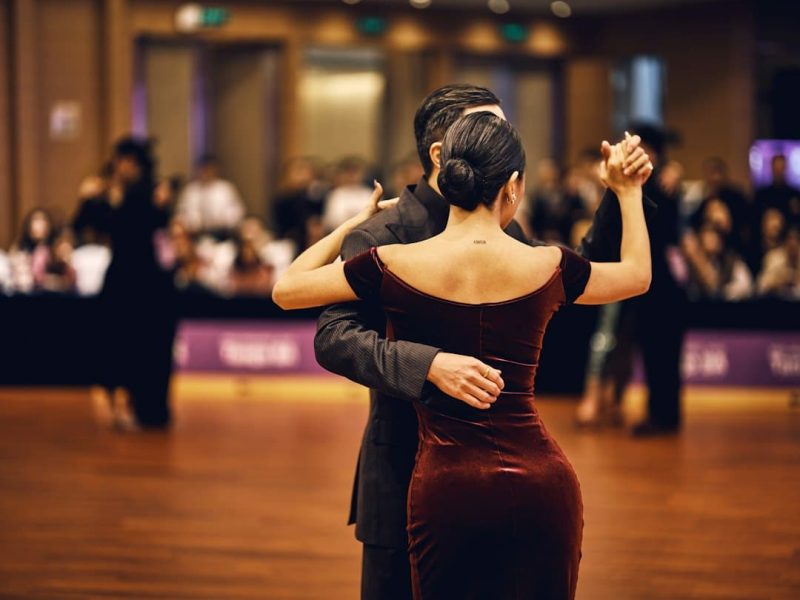 Festlicher Ballabend mit Tanzpaar – Symbolbild zum Maturaball des Alpen-Adria-Gymnasiums Völkermarkt 2026